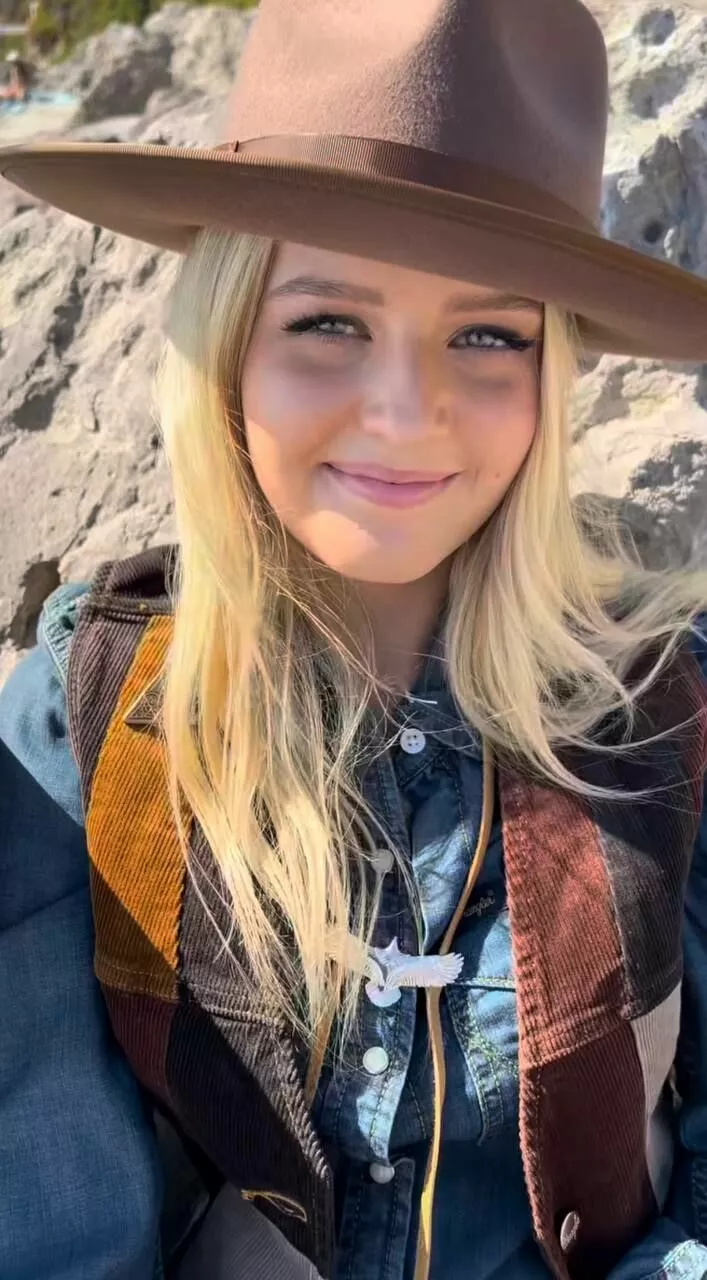 
                Присцилла Пресли снялась с 17-летними внучками для обложки глянца            