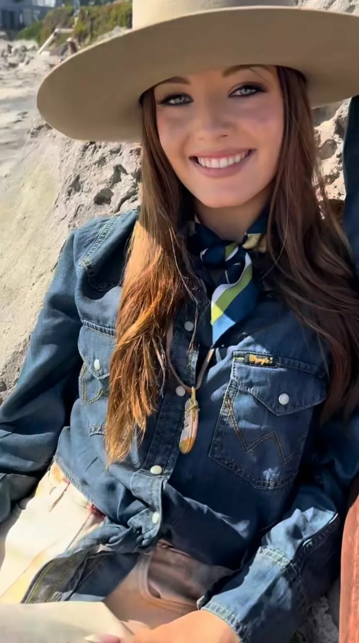 
                Присцилла Пресли снялась с 17-летними внучками для обложки глянца            