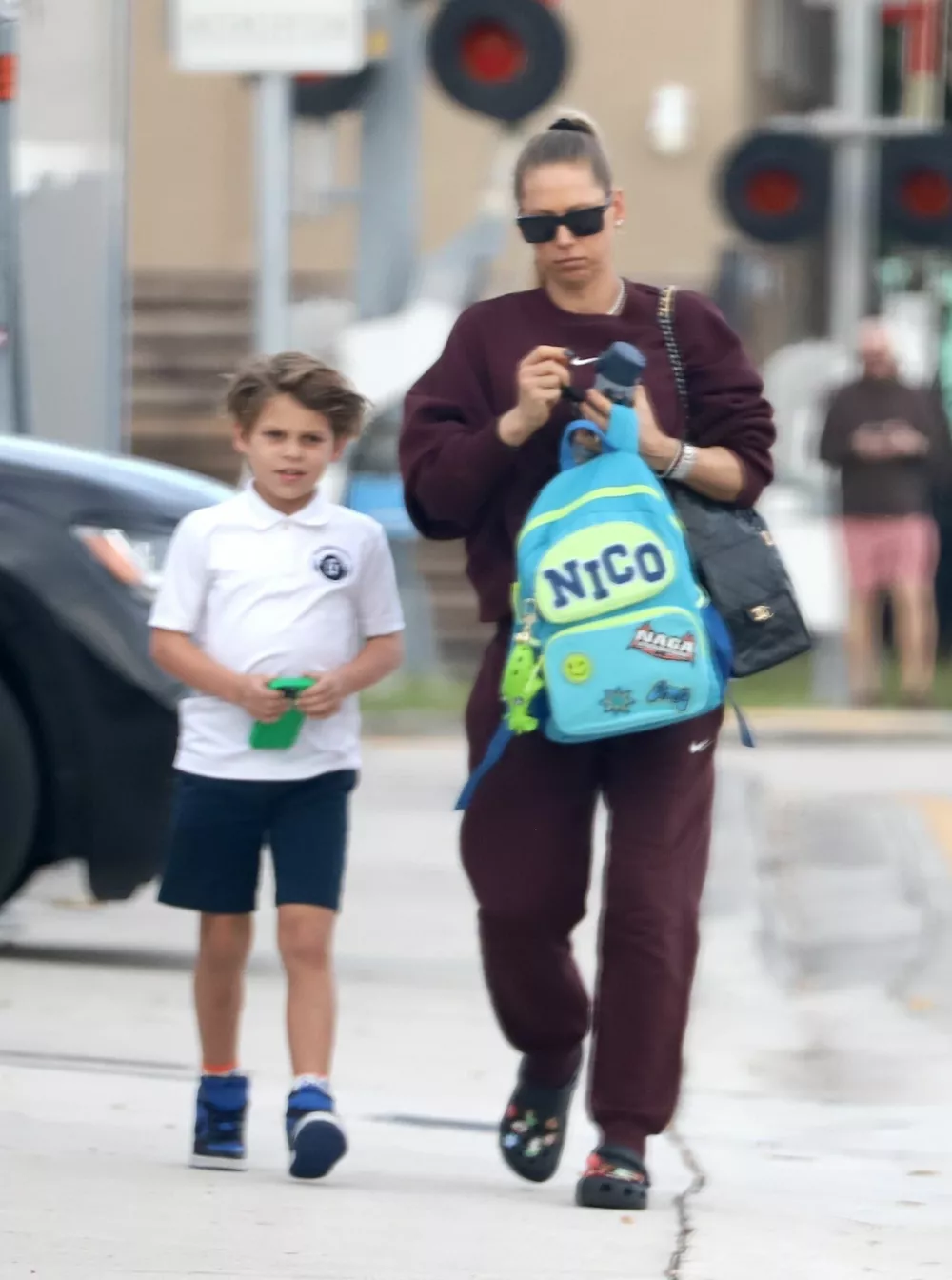 
                Редкие кадры: беременная Анна Курникова забирает сына из школы            