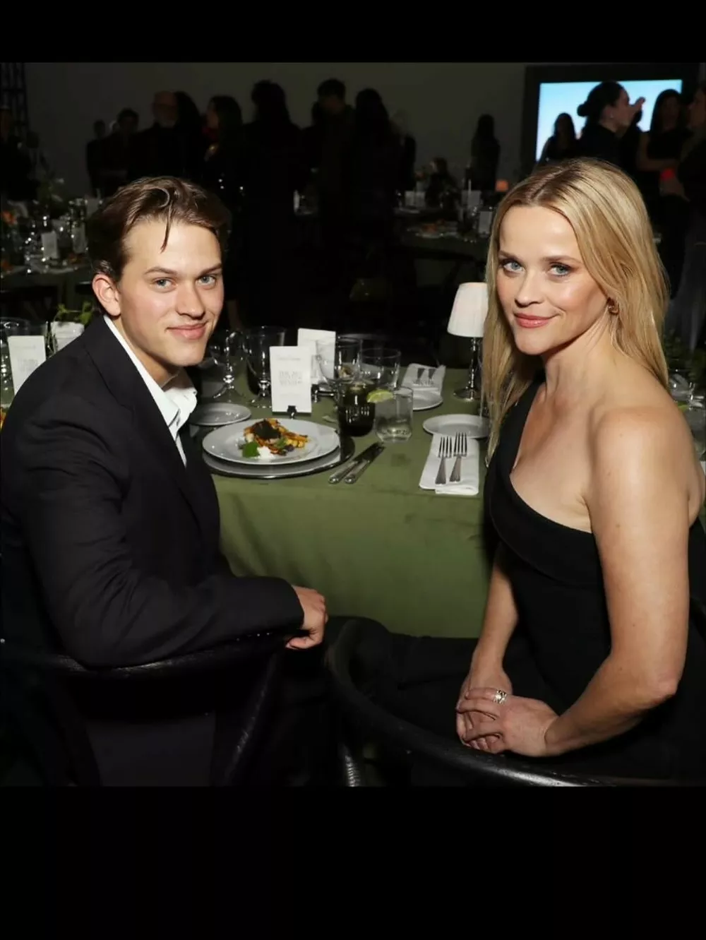 
                Риз Уизерспун рассекретила, как отпразднует 50-летие            