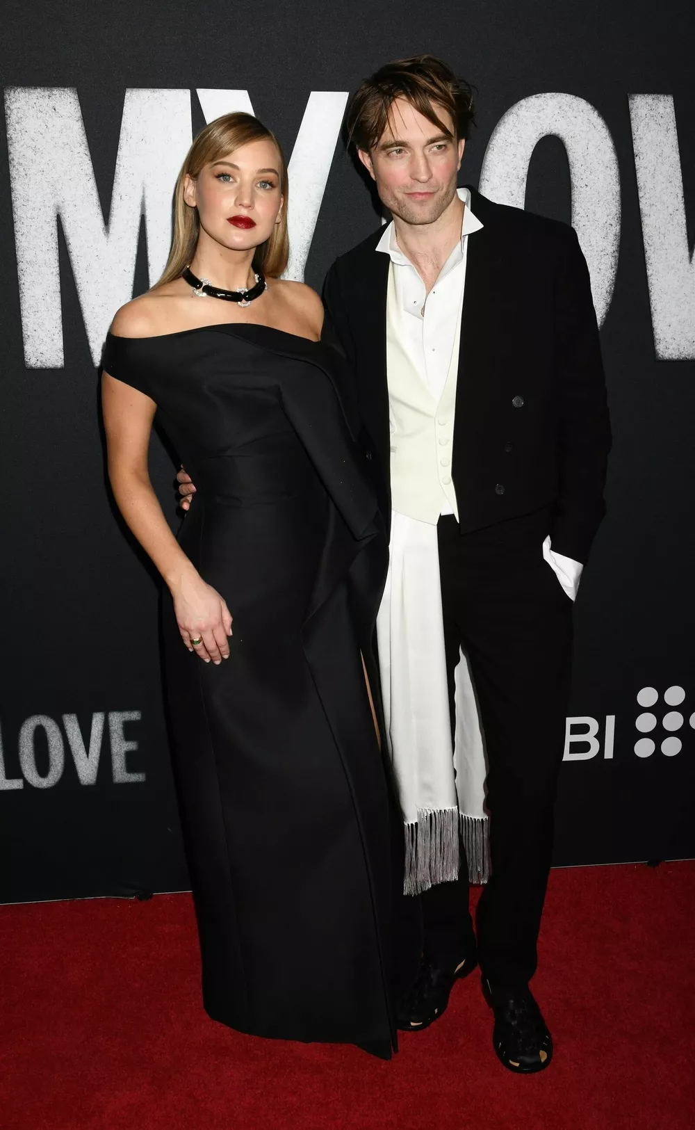 От Милы Кунис до Деми Мур: самые хорошо одетые знаменитости ноября