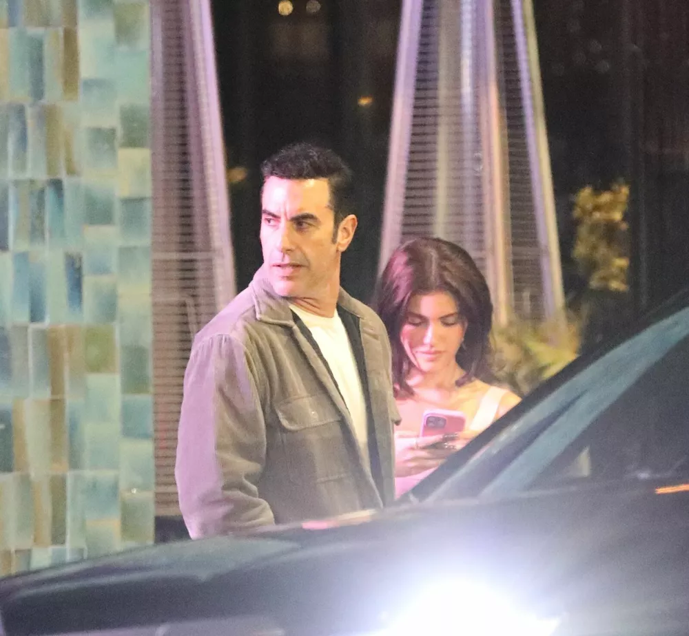 Саша Барон Коэн встречается с девушкой, которая моложе него на 28 лет
Саша Барон Коэн встречается с девушкой, которая моложе него на 28 лет