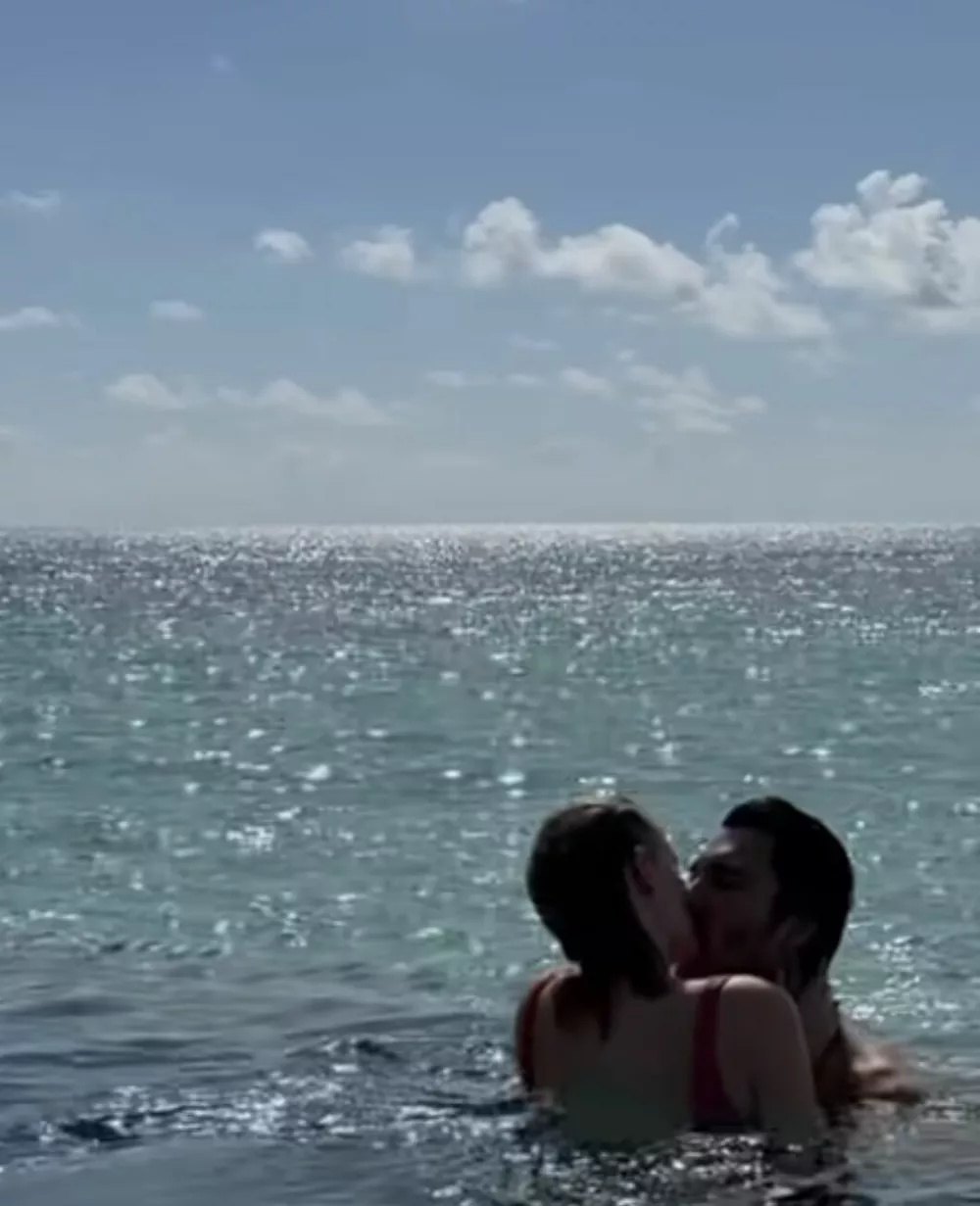 Саша Бортич продемонстрировала фигуру на отдыхе с возлюбленным
Саша Бортич продемонстрировала фигуру на отдыхе с возлюбленным