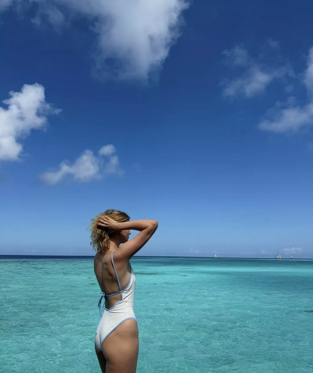 Саша Бортич продемонстрировала фигуру на отдыхе с возлюбленным
Саша Бортич продемонстрировала фигуру на отдыхе с возлюбленным