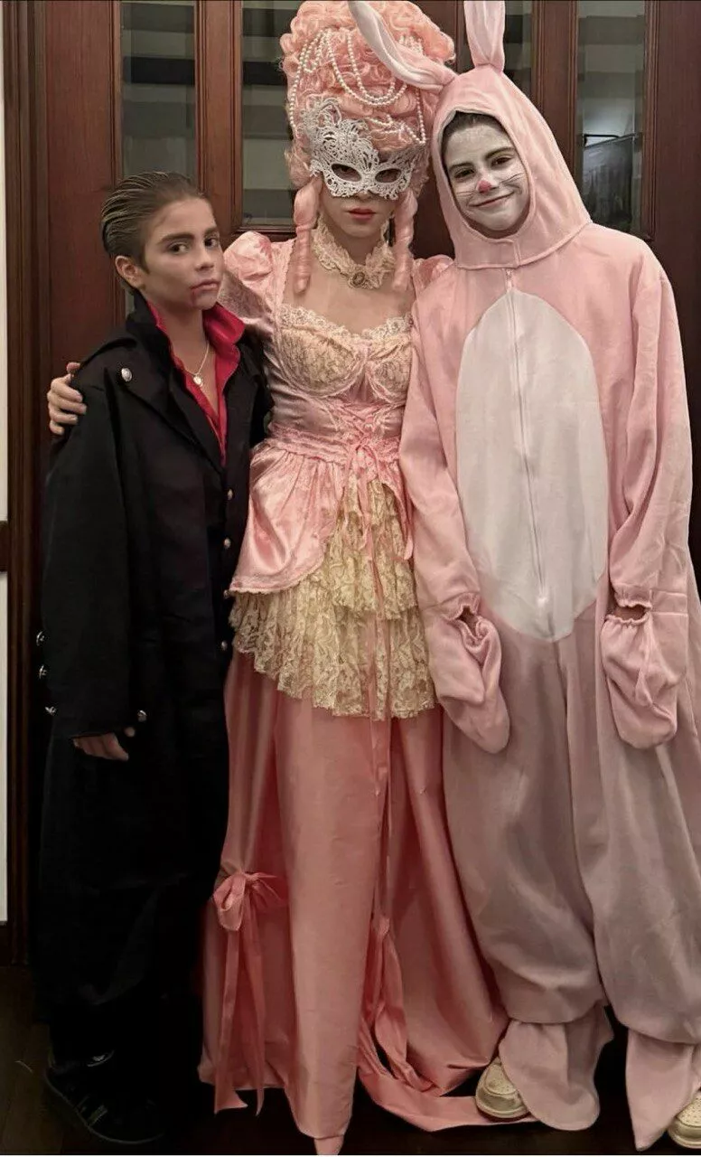 
                Шакира поделилась редкими снимками с подросшими сыновьями            