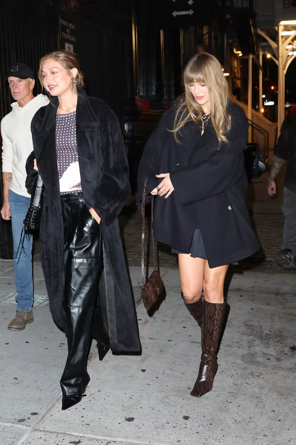 
                Тейлор Свифт и Джиджи Хадид отправились на вечеринку в нарядах в духе "Сплетницы"            