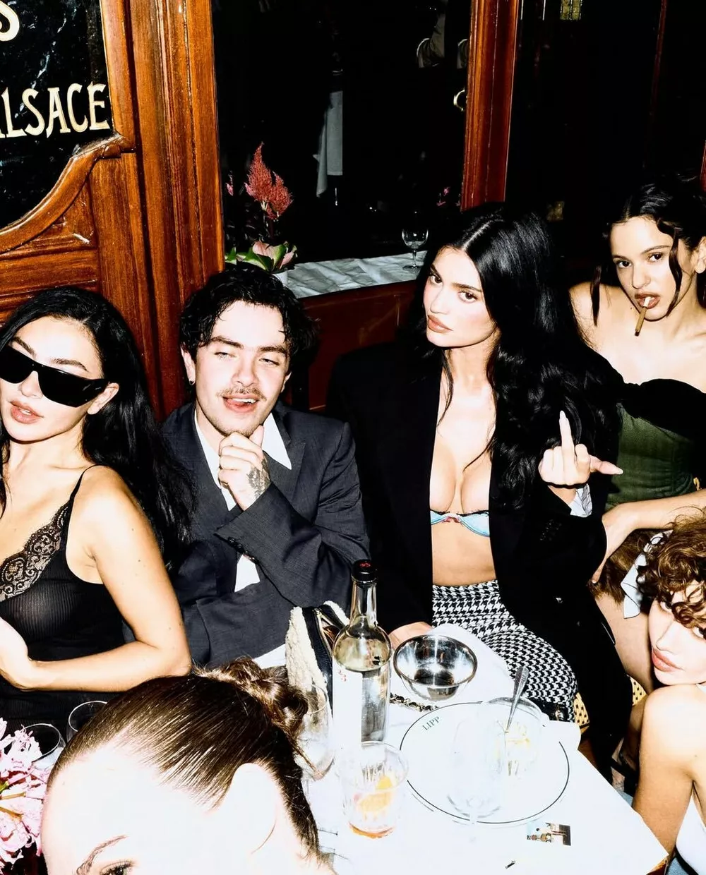 Тимати Шаламе устроил мальчишник на фоне слухов разрыве с Кайли Дженнер — чем она ответила
Тимати Шаламе устроил мальчишник на фоне слухов разрыве с Кайли Дженнер — чем она ответила