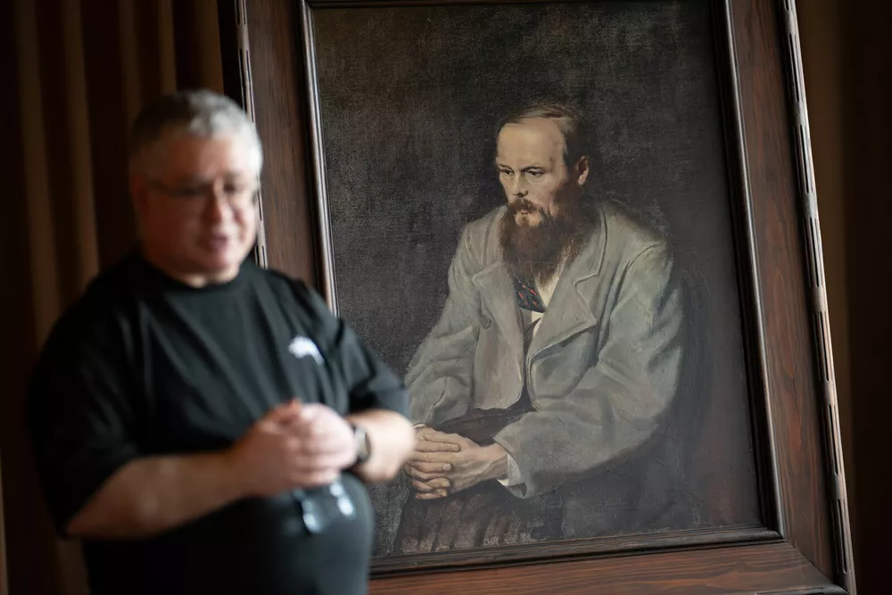 
                Юлия Хлынина, Михаил Пореченков и другие на экскурсии в городе Старая Русса            