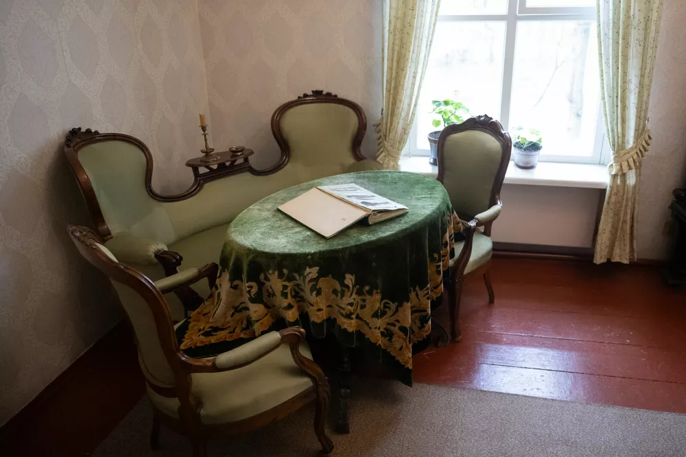 
                Юлия Хлынина, Михаил Пореченков и другие на экскурсии в городе Старая Русса            