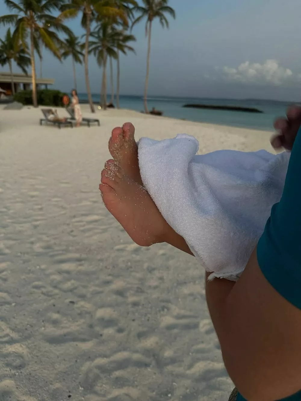 Жена Милоша Биковича делится пляжными фото из отпуска