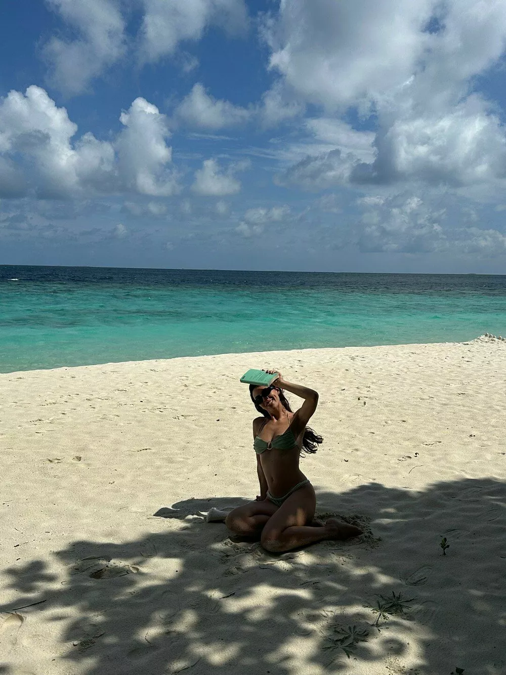 Жена Милоша Биковича делится пляжными фото из отпуска