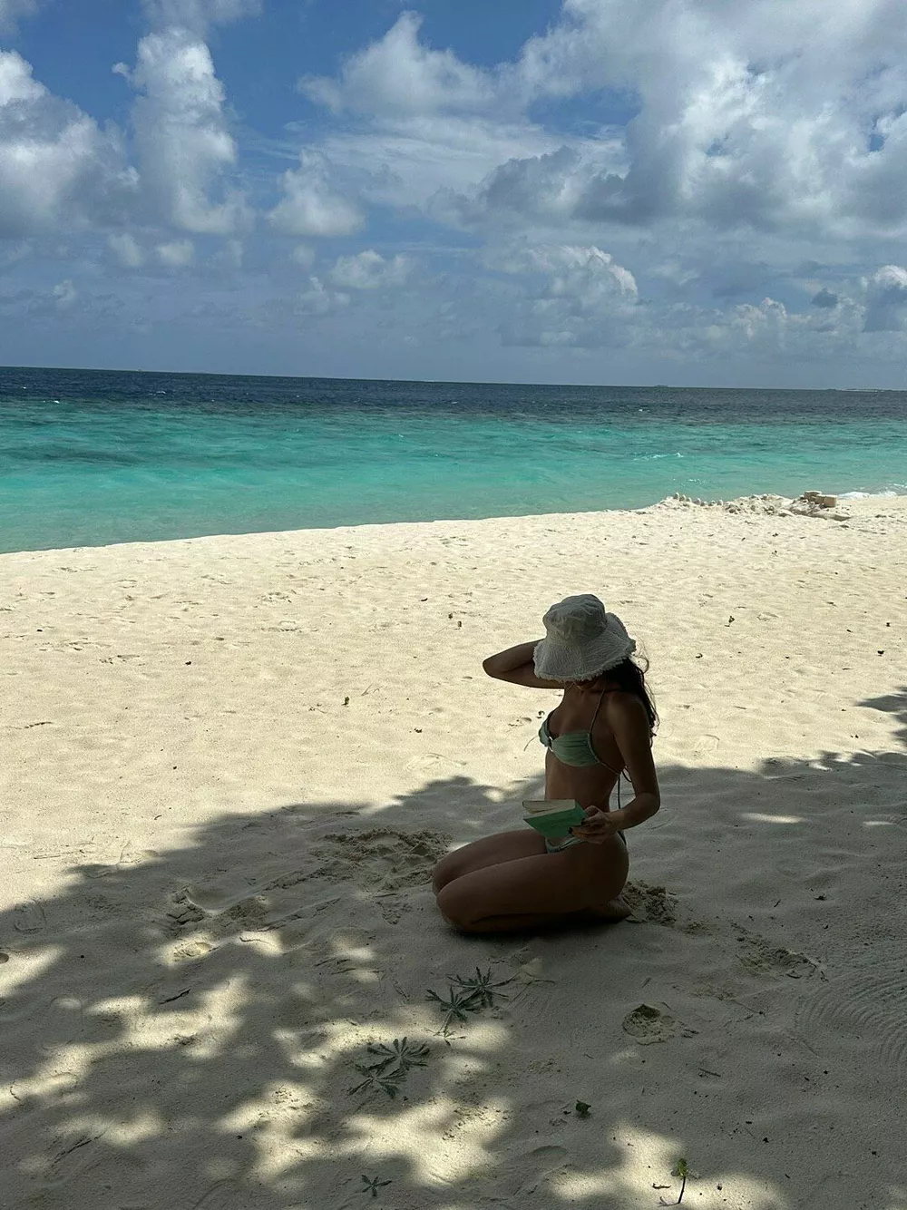 Жена Милоша Биковича делится пляжными фото из отпуска