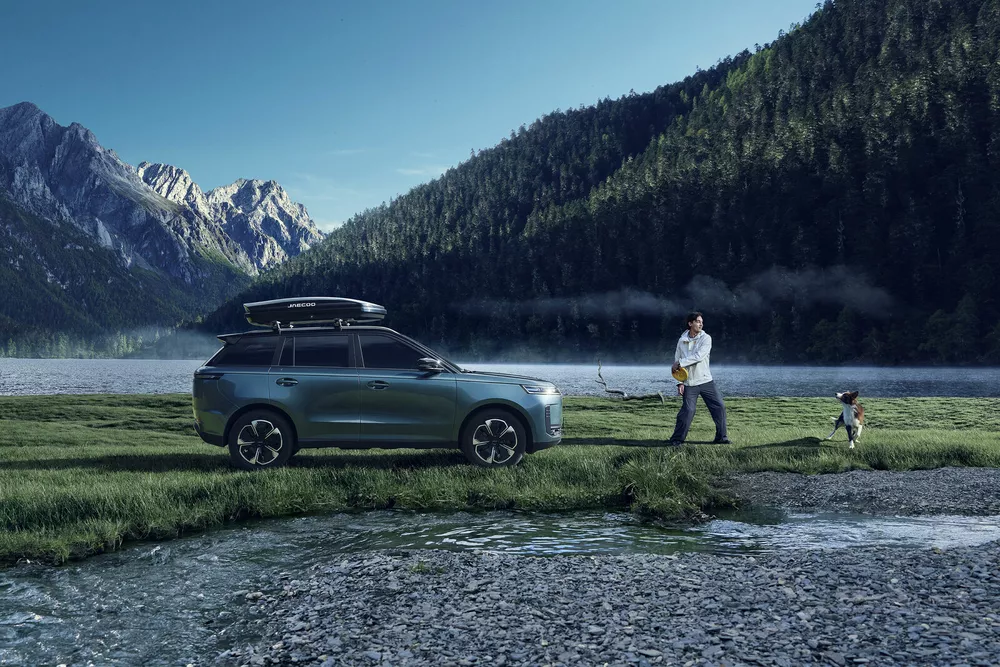 Внедорожники Jetour и iCaur, кроссовер Jaecoo, старт продаж Voyah и Hongqi на ГУМ-катке – главные события в мире авто