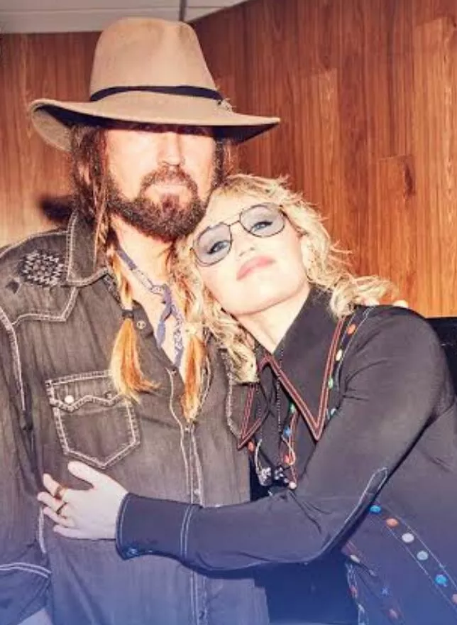 Билли Рэй Сайрус трогательно поздравил дочь Майли с помолвкой