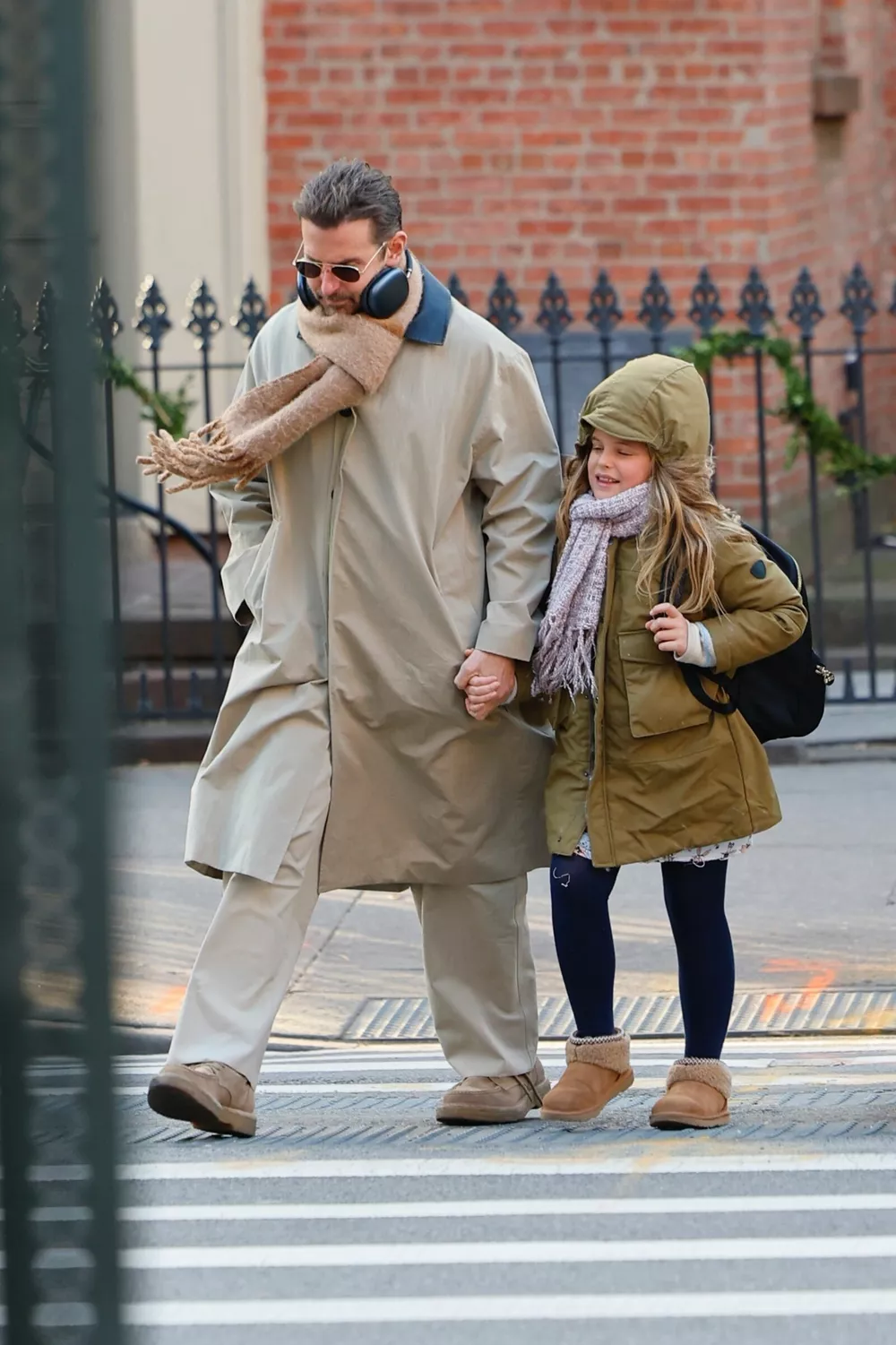 
                Брэдли Купер гуляет по Нью-Йорку с дочкой от Ирины Шейк            