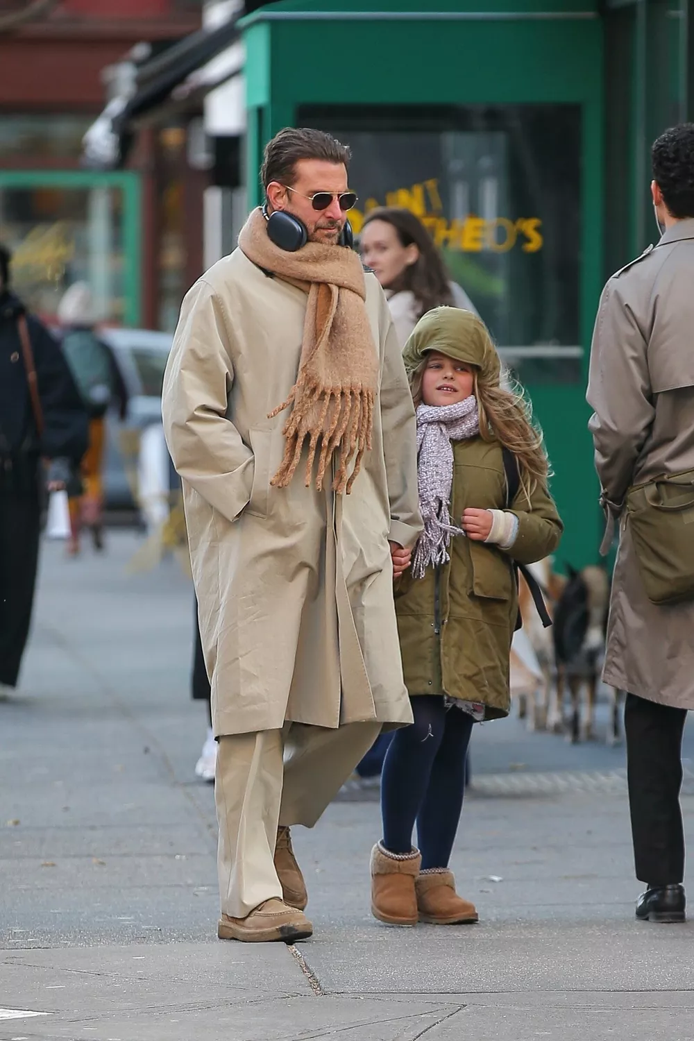 
                Брэдли Купер гуляет по Нью-Йорку с дочкой от Ирины Шейк            