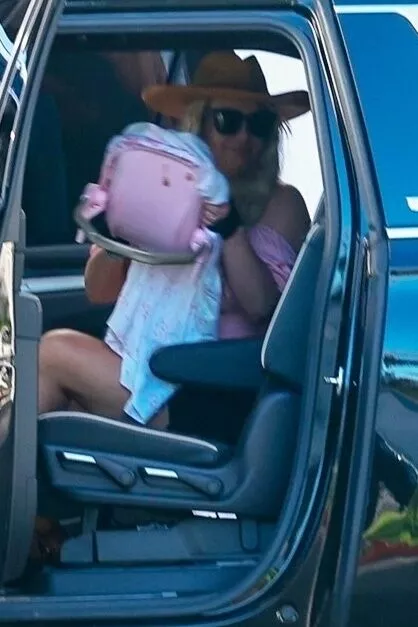 Бритни Спирс замечена с игрушечным младенцем в люльке Бритни Спирс замечена с игрушечным младенцем в люльке