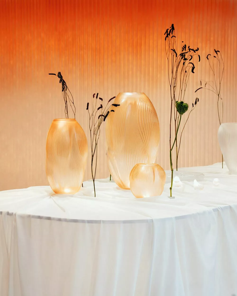 Детали в эстетике тихой роскоши и совершенные handmade-формы: чем украсить интерьер к Новому году