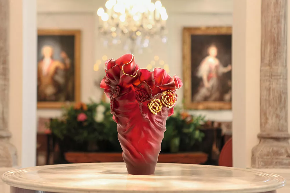 Детали в эстетике тихой роскоши и совершенные handmade-формы: чем украсить интерьер к Новому году