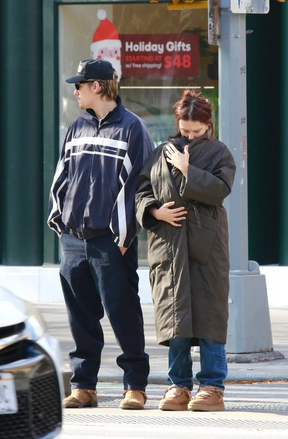 Джейк Бон Джови и Милли Бобби Браун гуляют по Нью-Йорку с приемной дочерью
Джейк Бон Джови и Милли Бобби Браун гуляют по Нью-Йорку с приемной дочерью