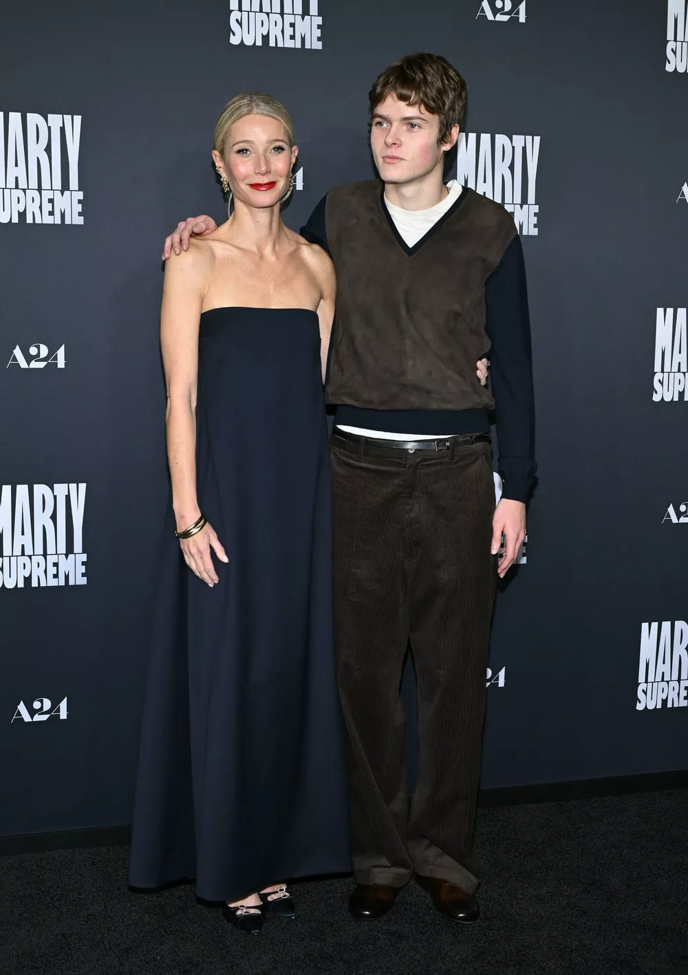 Гвинет Пэлтроу вывела на ковровую дорожку взрослого сына
Гвинет Пэлтроу вывела на ковровую дорожку взрослого сына