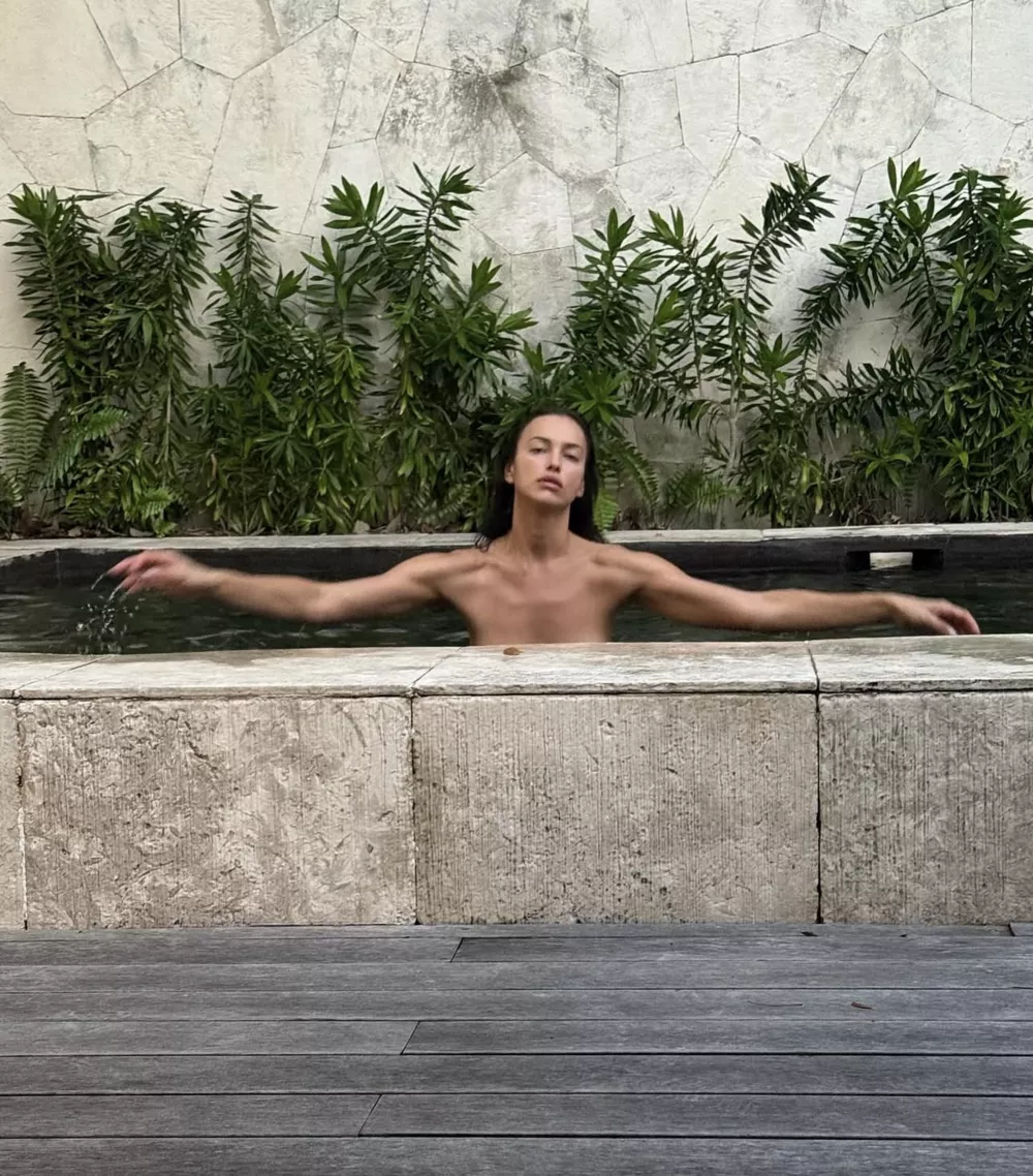 Ирина Шейк снялась в провокационном бикини