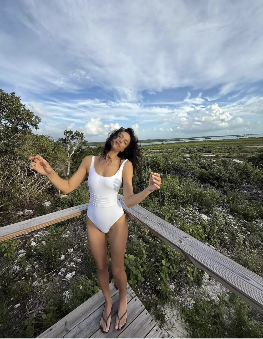 Ирина Шейк снялась в провокационном бикини