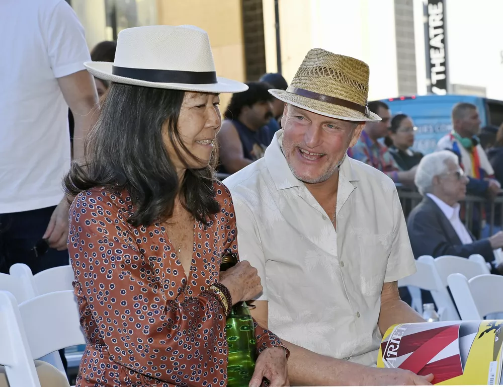 Исключение из правил: Вуди Харрельсон вышел в свет вместе с женой Исключение из правил: Вуди Харрельсон вышел в свет вместе с женой