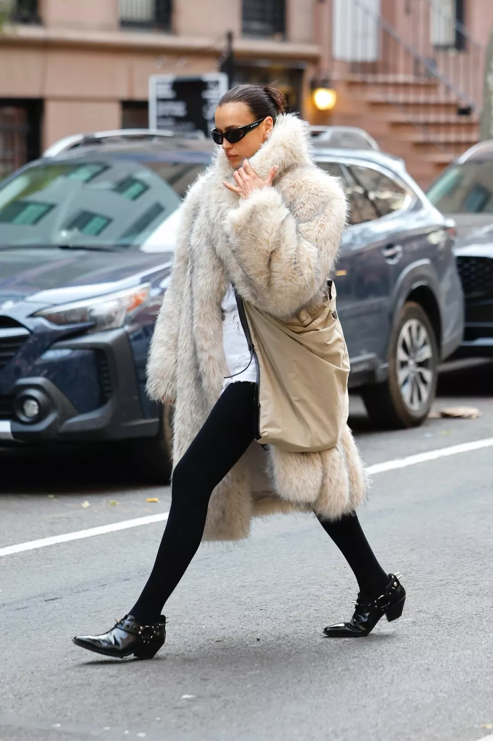 Как носить шубу с шортами – учимся у Ирины Шейк
Как носить шубу с шортами – учимся у Ирины Шейк