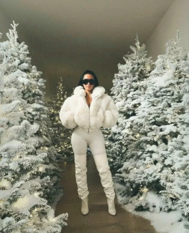 Как выглядит роскошный рождественский декор Ким Кардашьян