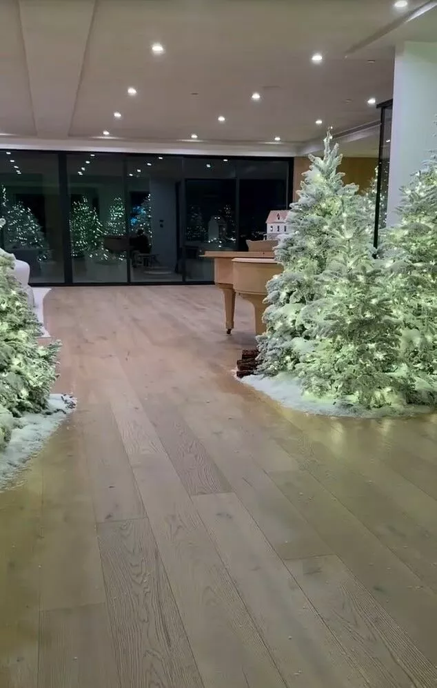 Как выглядит роскошный рождественский декор Ким Кардашьян