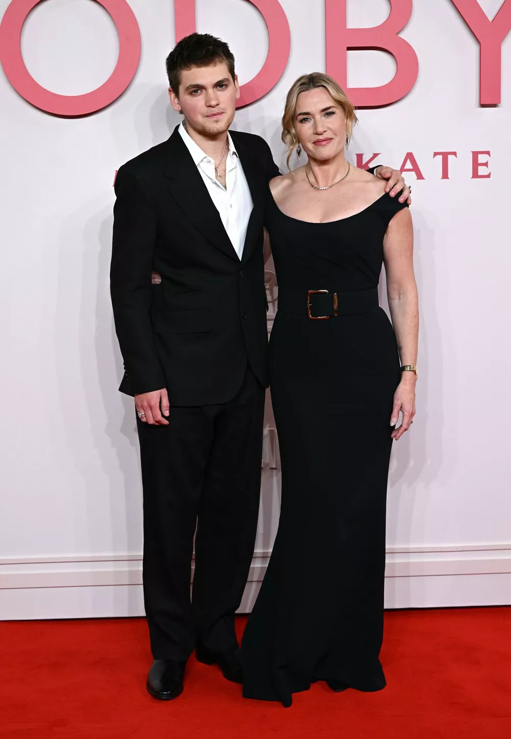 Кейт Уинслет поддержала сына на красной дорожке Кейт Уинслет поддержала сына на красной дорожке