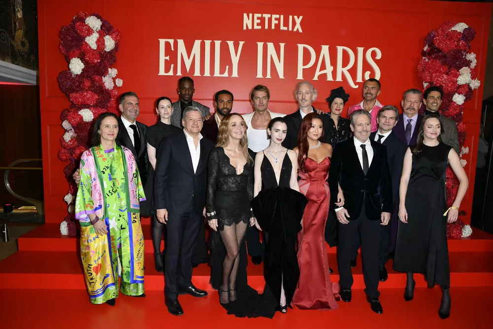 Лили Коллинз, Эшли Парк и другие: французская премьера 5 сезона &ldquo;Эмили в Париже&rdquo;