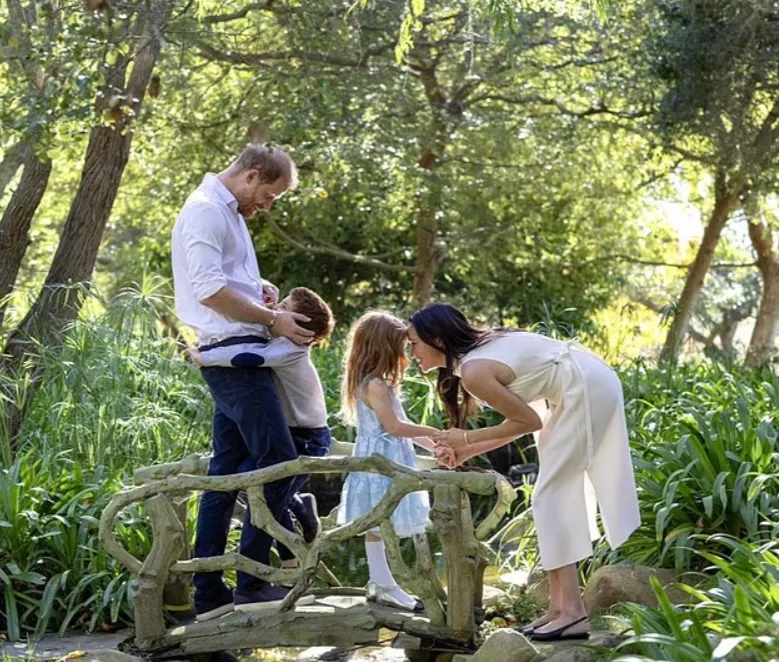 "От нашей семьи": Меган Маркл и принц Гарри представили свою версию рождественской открытки