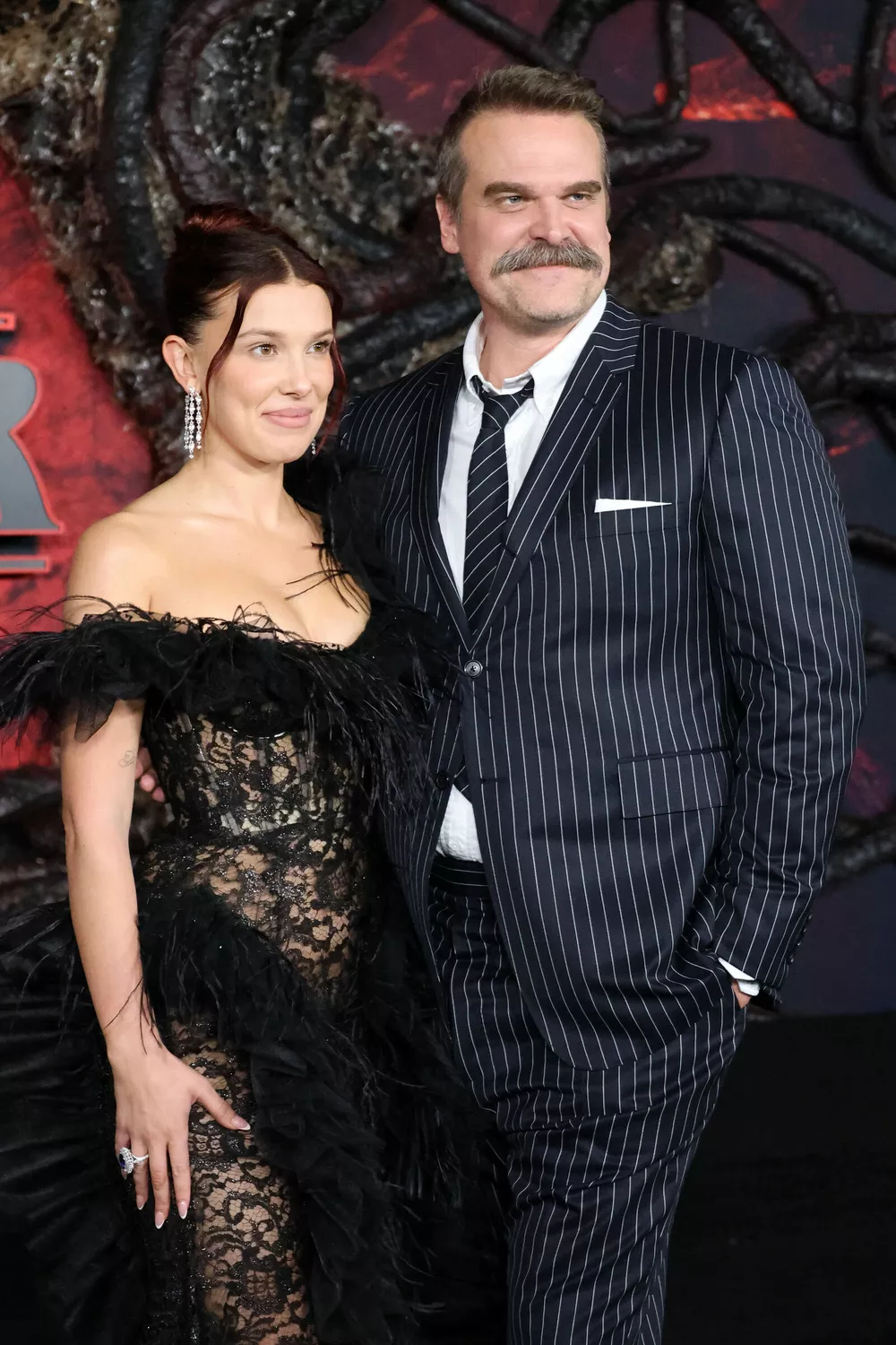 Милли Бобби Браун и Дэвид Харбор скрываются от публики после обвинений актрисы в буллинге Милли Бобби Браун и Дэвид Харбор скрываются от публики после обвинений актрисы в буллинге