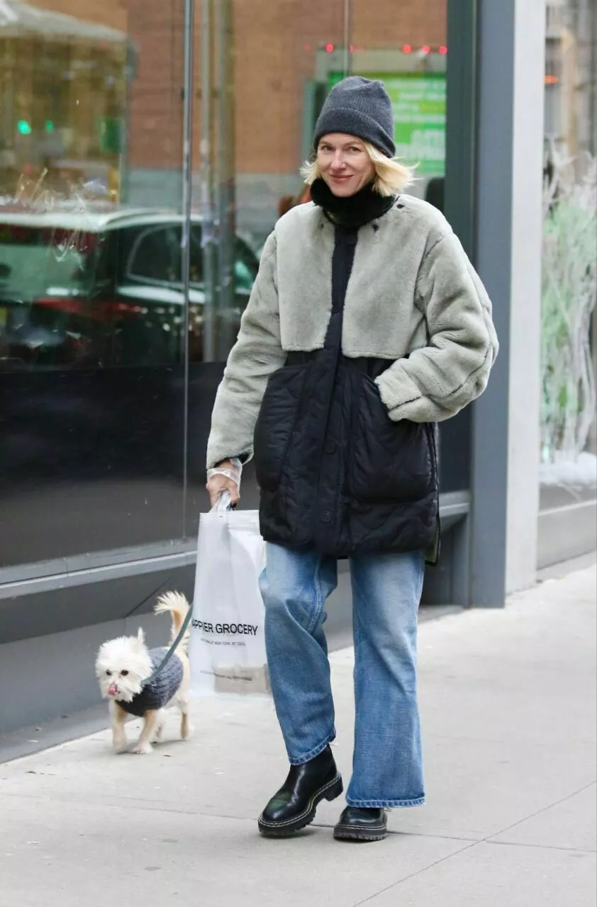 Наоми Уоттс замечена на прогулке с собакой в Нью-Йорке