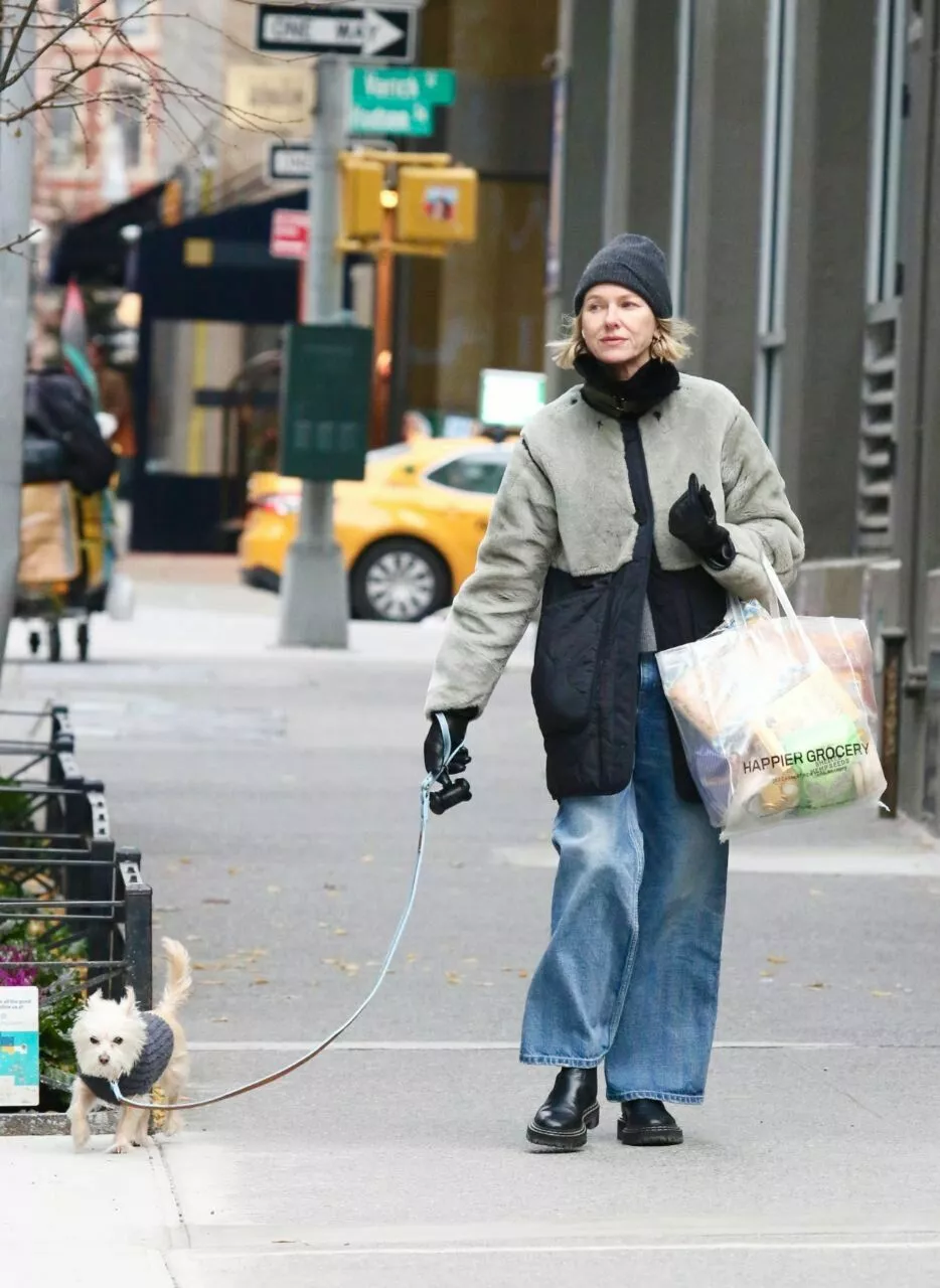 Наоми Уоттс замечена на прогулке с собакой в Нью-Йорке