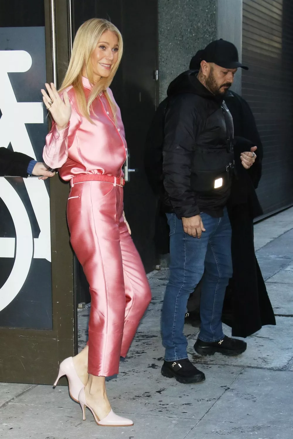 Образ дня: Гвинет Пэлтроу в атласном розовом тотал-луке – что в нем необычного Образ дня: Гвинет Пэлтроу в атласном розовом тотал-луке – что в нем необычного