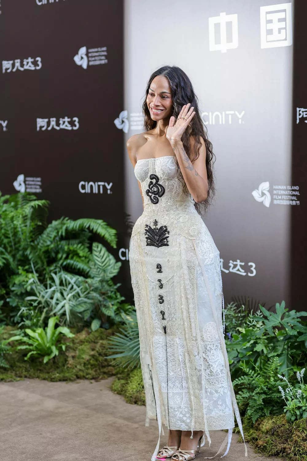 Образ дня: Зои Салдана в ажурном платье на кинопремьере в Китае
Образ дня: Зои Салдана в ажурном платье на кинопремьере в Китае