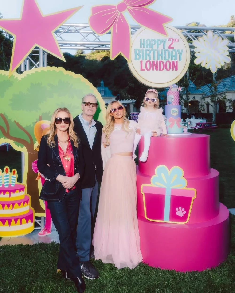 Пэрис Хилтон отметила двухлетие дочери тематической вечеринкой
Пэрис Хилтон отметила двухлетие дочери тематической вечеринкой