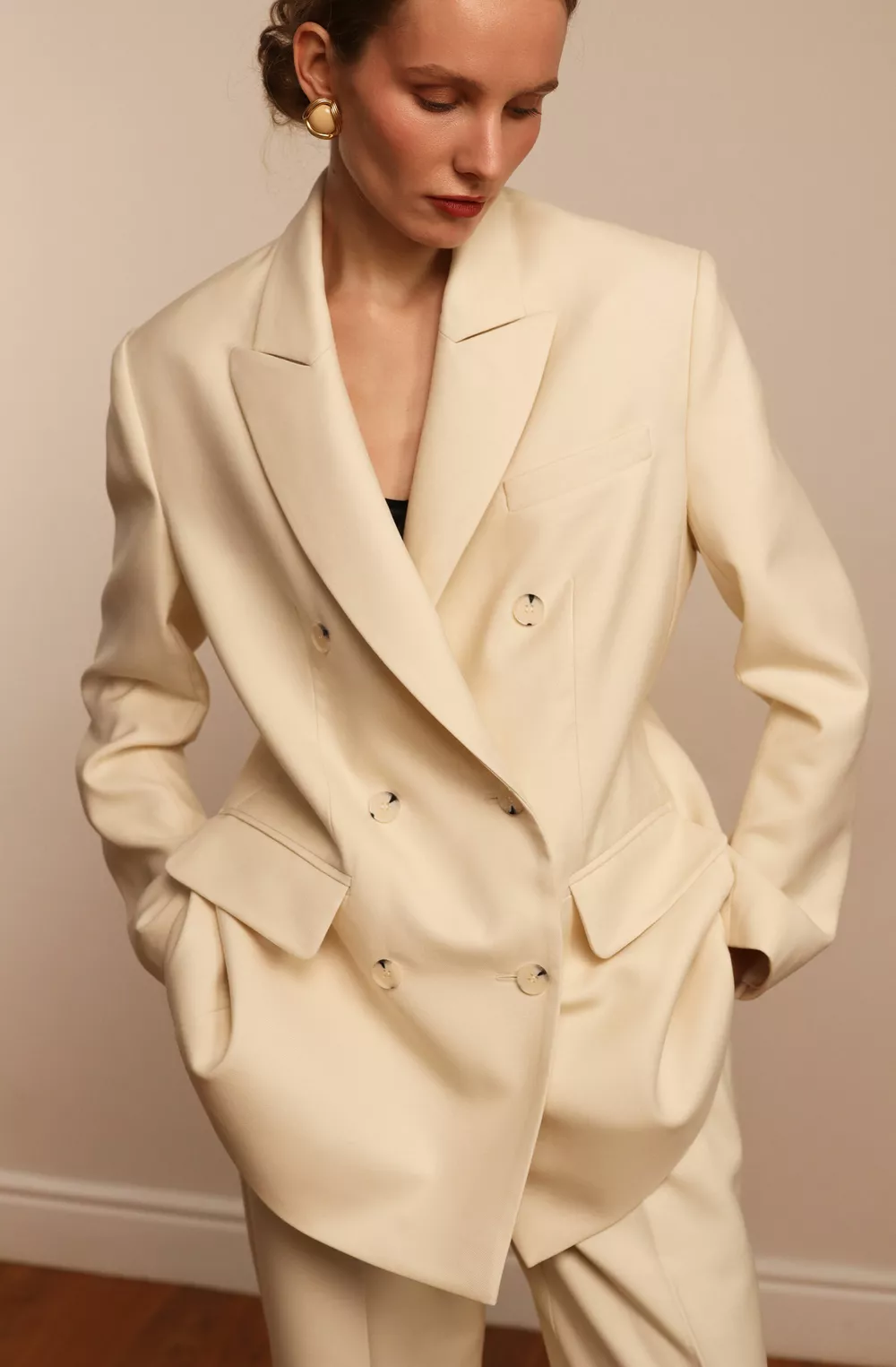 Перья, банты и пайетки: в чем встречать Новый год Перья, банты и пайетки: в чем встречать Новый год