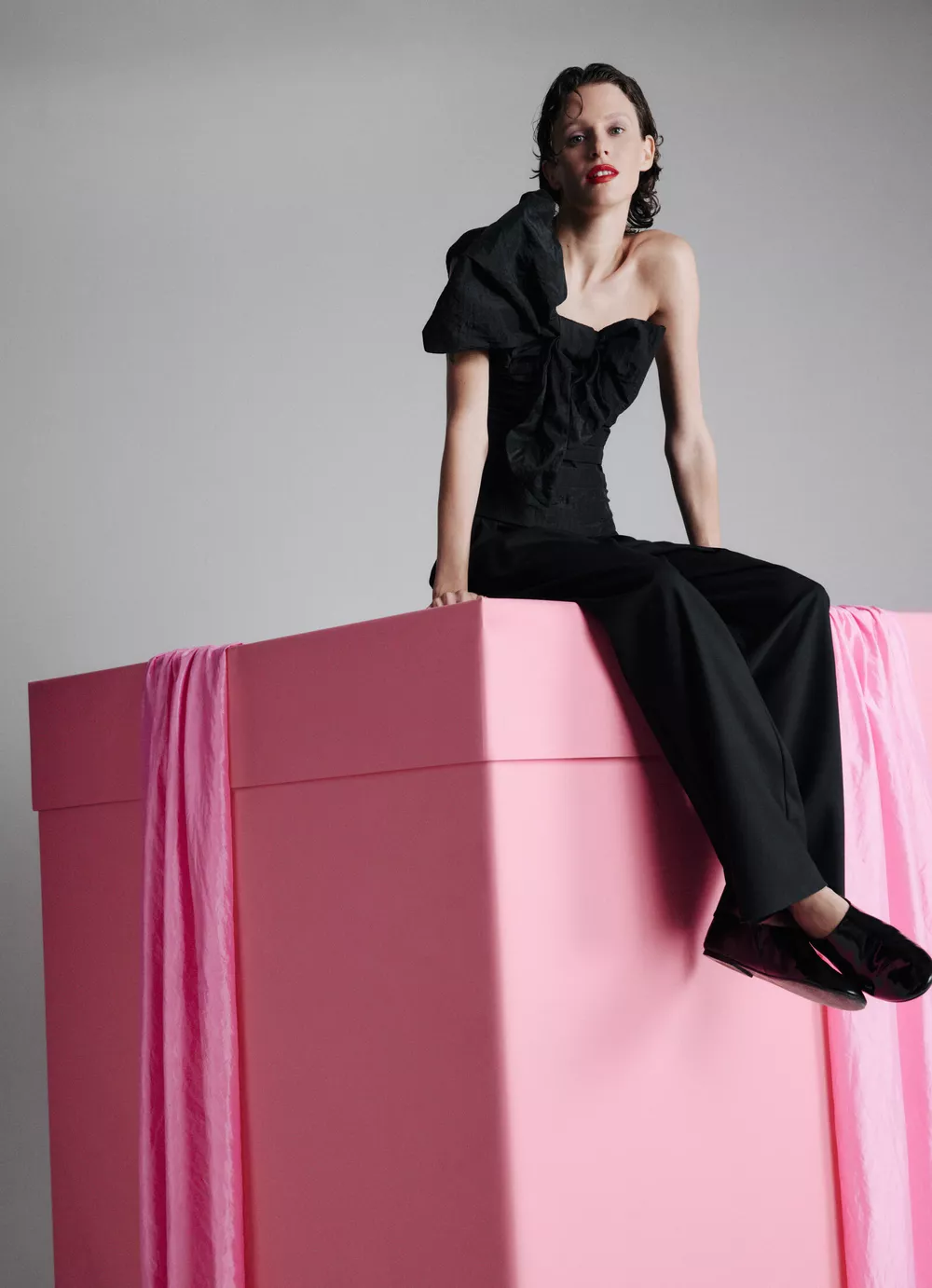 Перья, банты и пайетки: в чем встречать Новый год Перья, банты и пайетки: в чем встречать Новый год