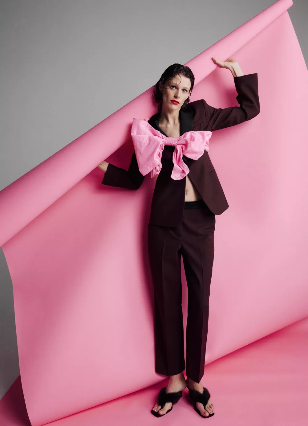 Перья, банты и пайетки: в чем встречать Новый год Перья, банты и пайетки: в чем встречать Новый год