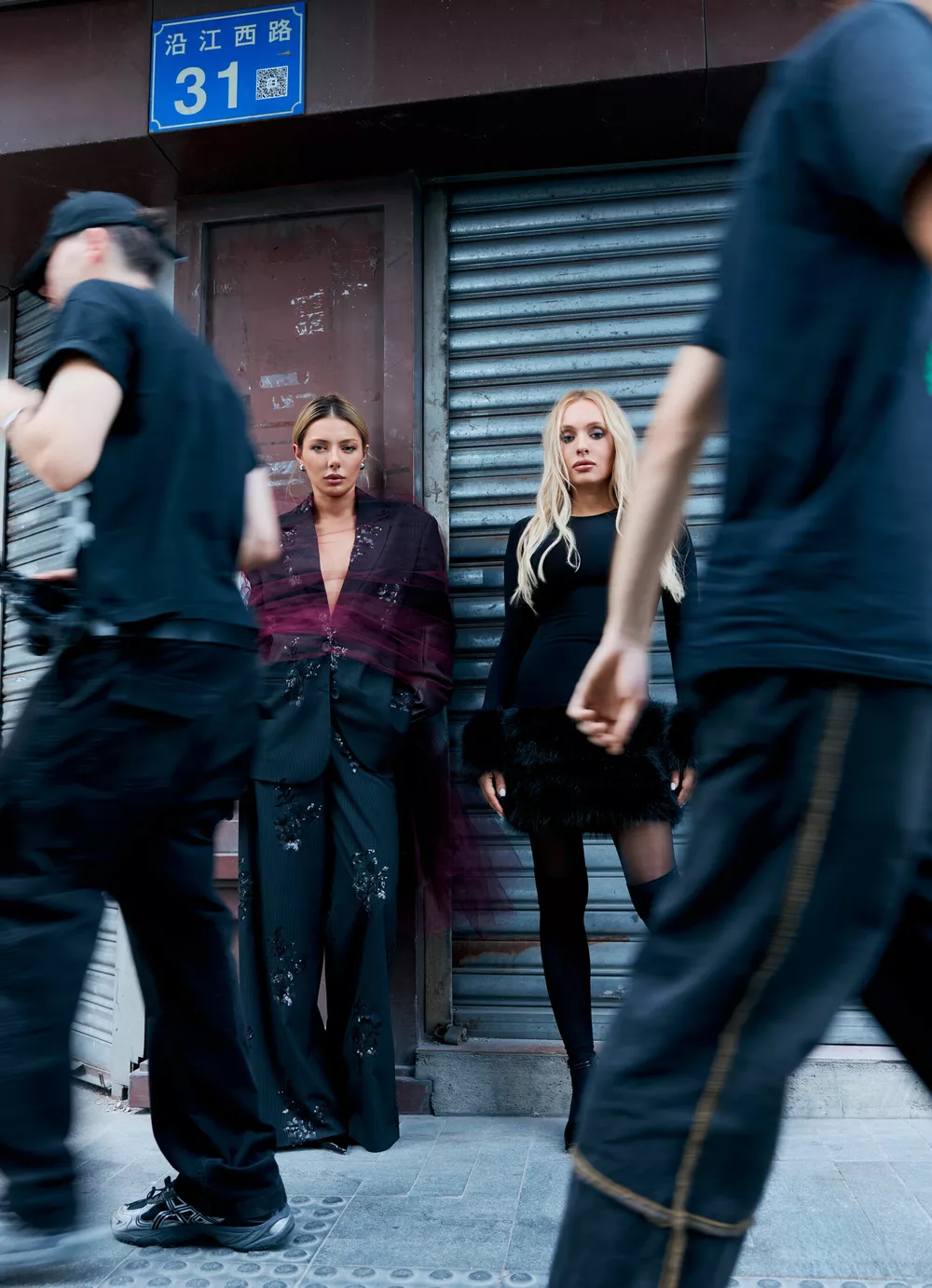 Перья, банты и пайетки: в чем встречать Новый год Перья, банты и пайетки: в чем встречать Новый год