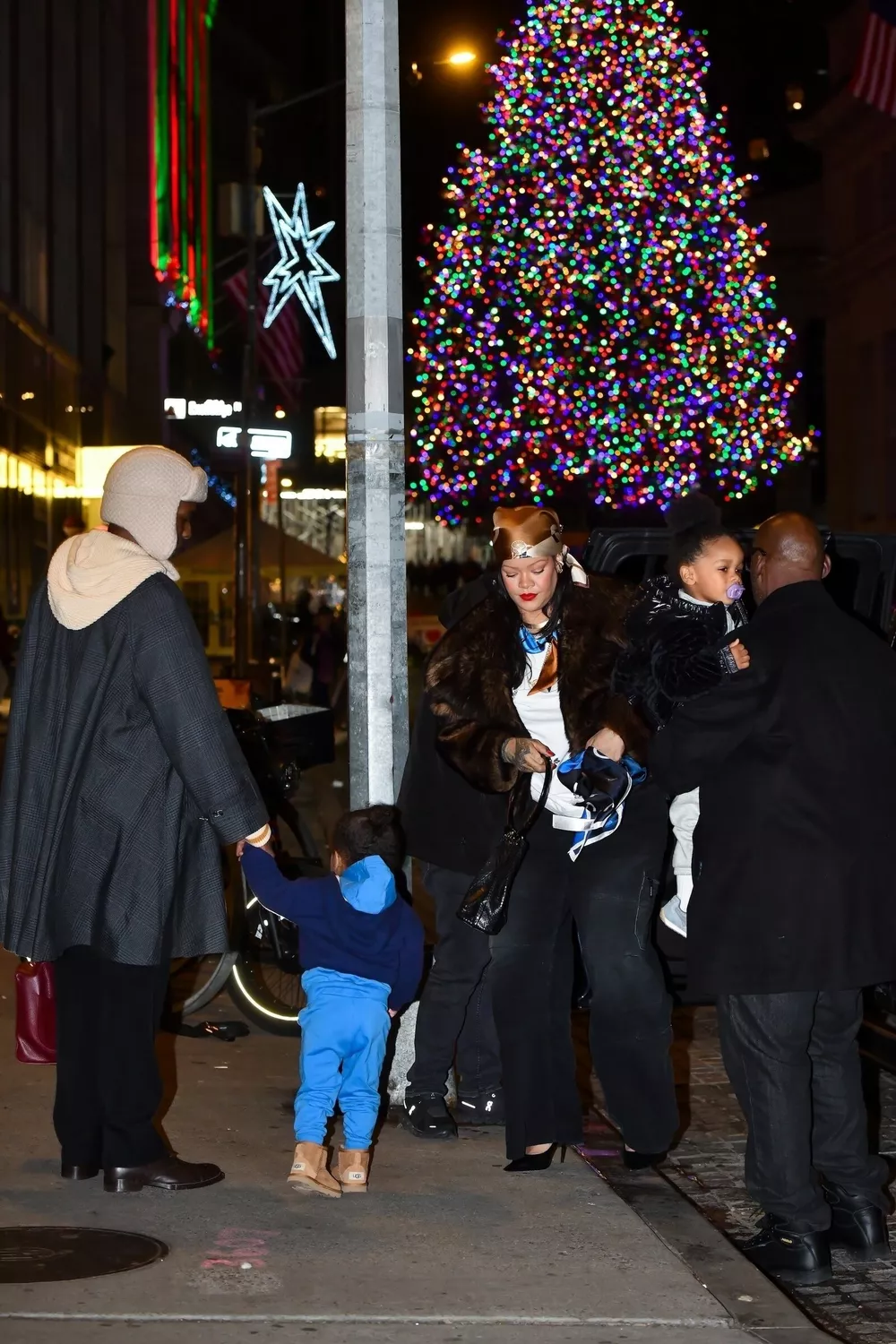 Рианна и A$AP Rocky сводили сыновей на елку в центре Нью-Йорка
Рианна и A$AP Rocky сводили сыновей на елку в центре Нью-Йорка