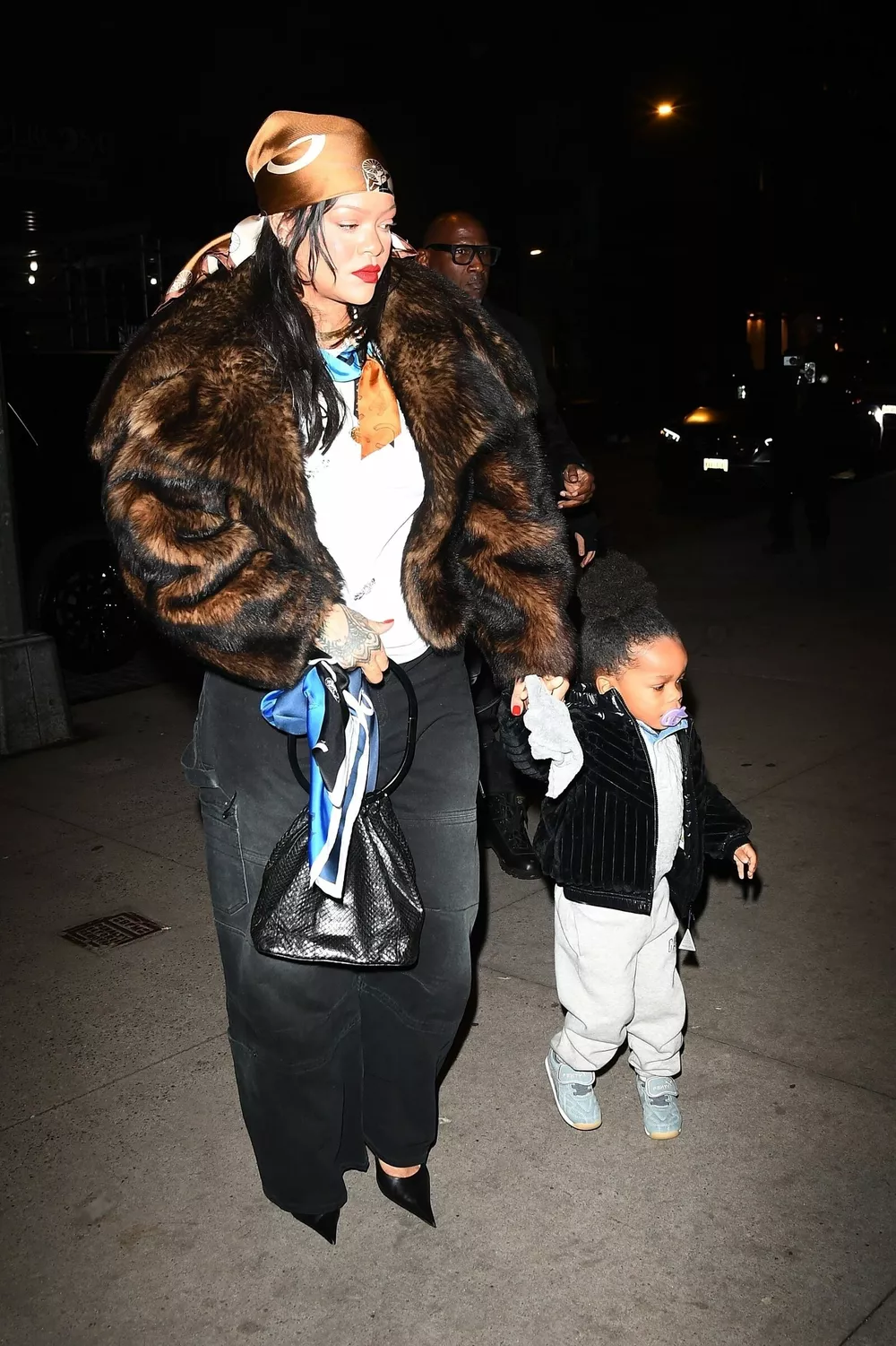 Рианна и A$AP Rocky сводили сыновей на елку в центре Нью-Йорка
Рианна и A$AP Rocky сводили сыновей на елку в центре Нью-Йорка