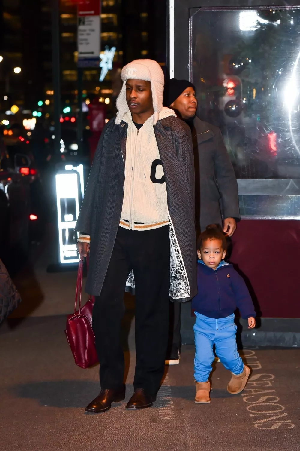 Рианна и A$AP Rocky сводили сыновей на елку в центре Нью-Йорка
Рианна и A$AP Rocky сводили сыновей на елку в центре Нью-Йорка