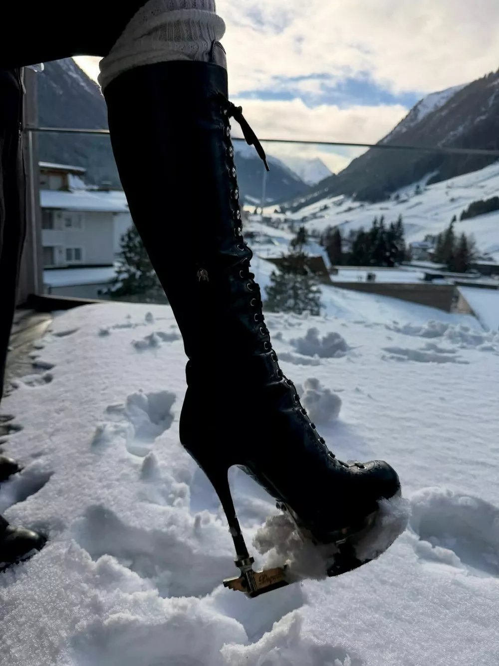 Рита Ора отправилась на горнолыжный курорт на каблуках