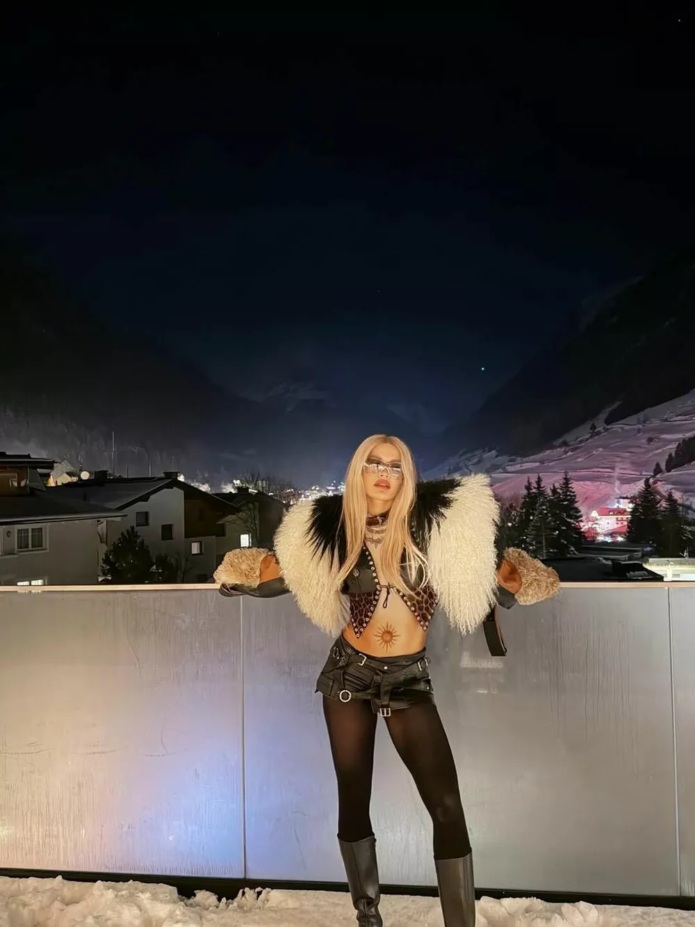 Рита Ора отправилась на горнолыжный курорт на каблуках