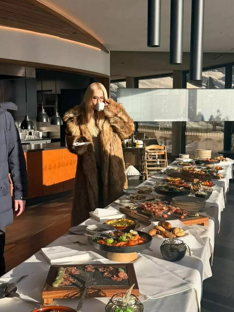 Рита Ора отправилась на горнолыжный курорт на каблуках